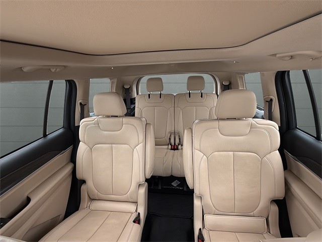 Jeep Grand Cherokee L Vehicle Full-screen Gallery Image 30