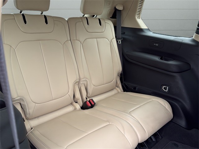 Jeep Grand Cherokee L Vehicle Full-screen Gallery Image 32