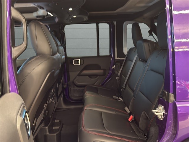 Jeep Wrangler Vehicle Full-screen Gallery Image 16