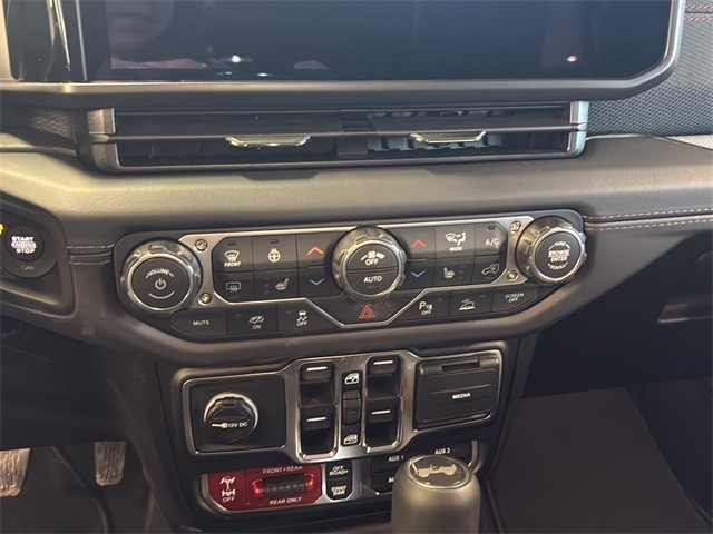 Jeep Wrangler Vehicle Full-screen Gallery Image 25