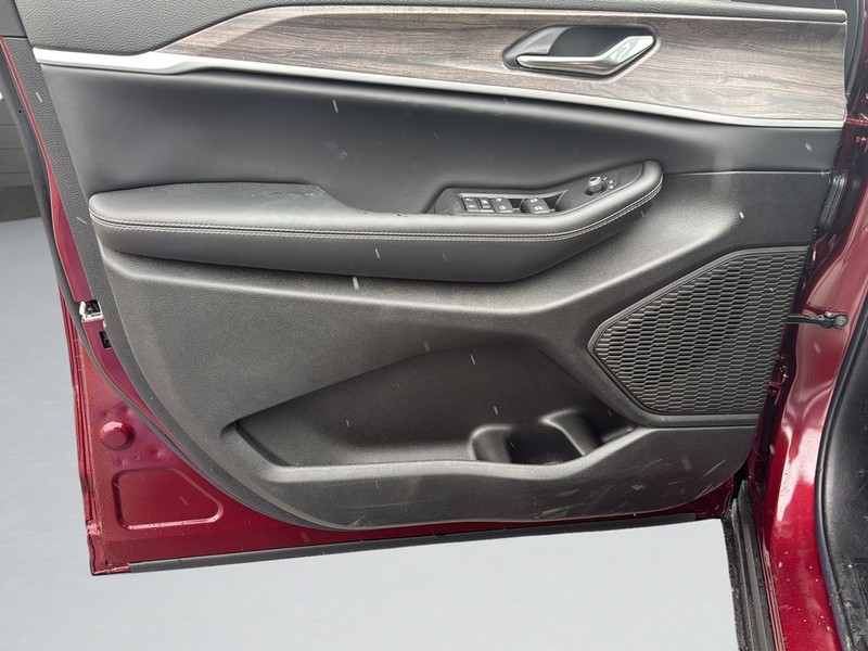 Jeep Grand Cherokee Vehicle Full-screen Gallery Image 11