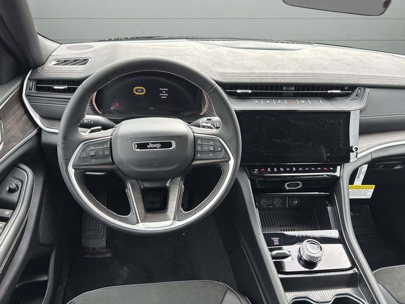 Jeep Grand Cherokee Vehicle Full-screen Gallery Image 12