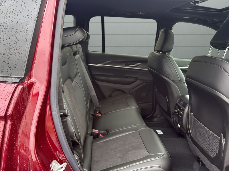 Jeep Grand Cherokee Vehicle Full-screen Gallery Image 14