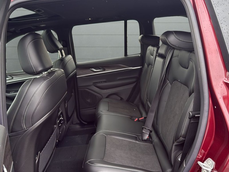 Jeep Grand Cherokee Vehicle Full-screen Gallery Image 17