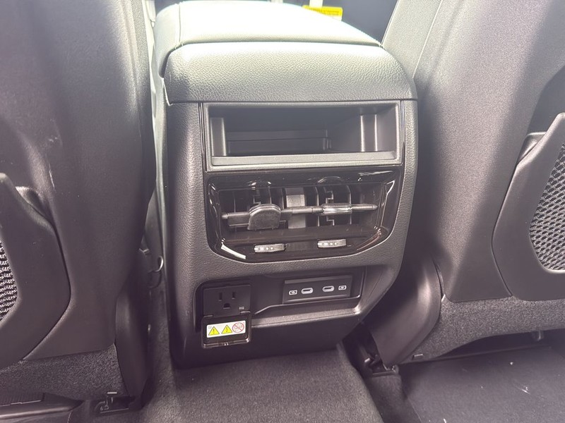 Jeep Grand Cherokee Vehicle Full-screen Gallery Image 18