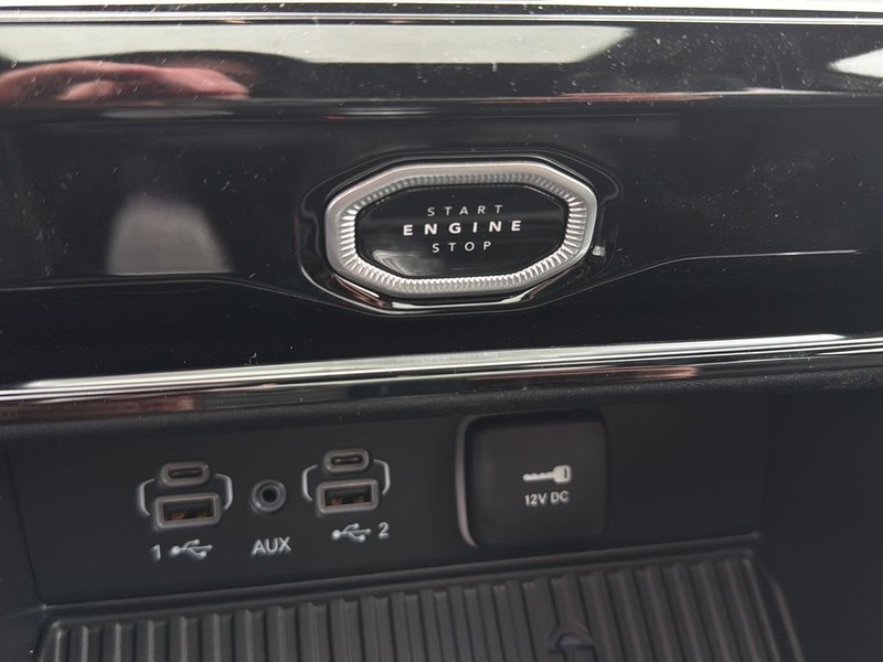 Jeep Grand Cherokee Vehicle Full-screen Gallery Image 21