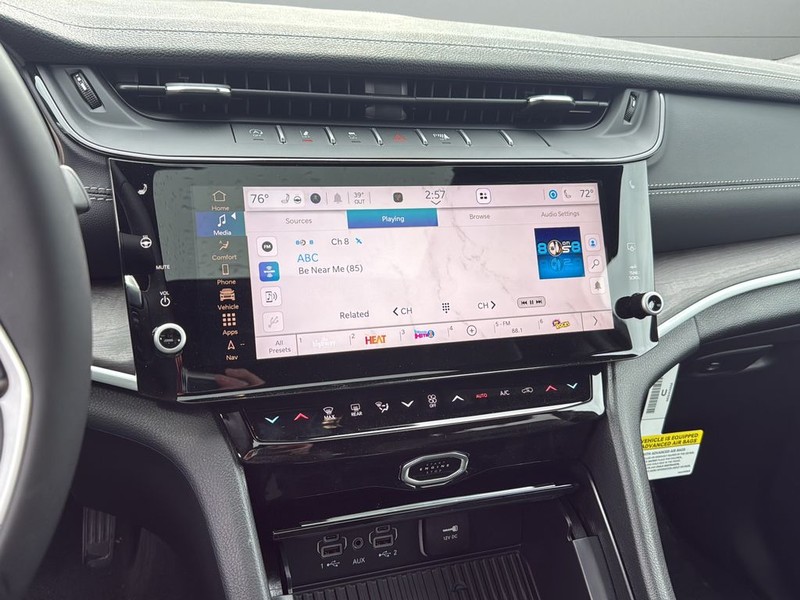 Jeep Grand Cherokee Vehicle Full-screen Gallery Image 23