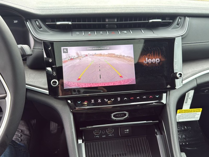 Jeep Grand Cherokee Vehicle Full-screen Gallery Image 24