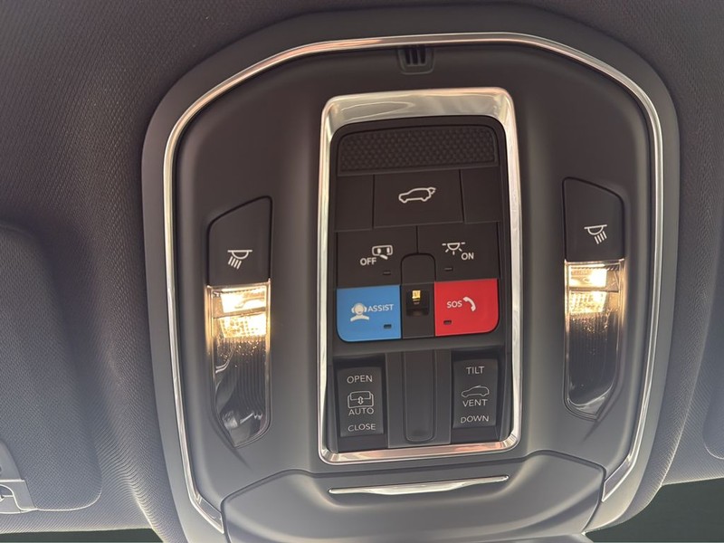 Jeep Grand Cherokee Vehicle Full-screen Gallery Image 25