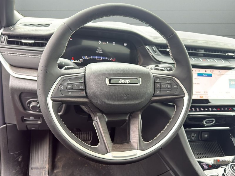 Jeep Grand Cherokee Vehicle Full-screen Gallery Image 29