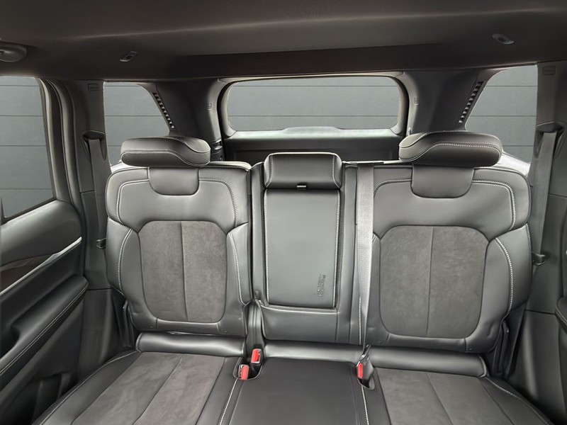 Jeep Grand Cherokee Vehicle Full-screen Gallery Image 30