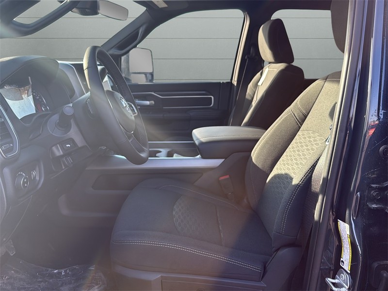 Ram 2500 Vehicle Full-screen Gallery Image 10