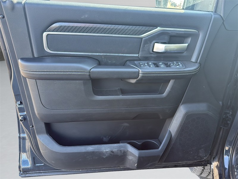 Ram 2500 Vehicle Full-screen Gallery Image 11