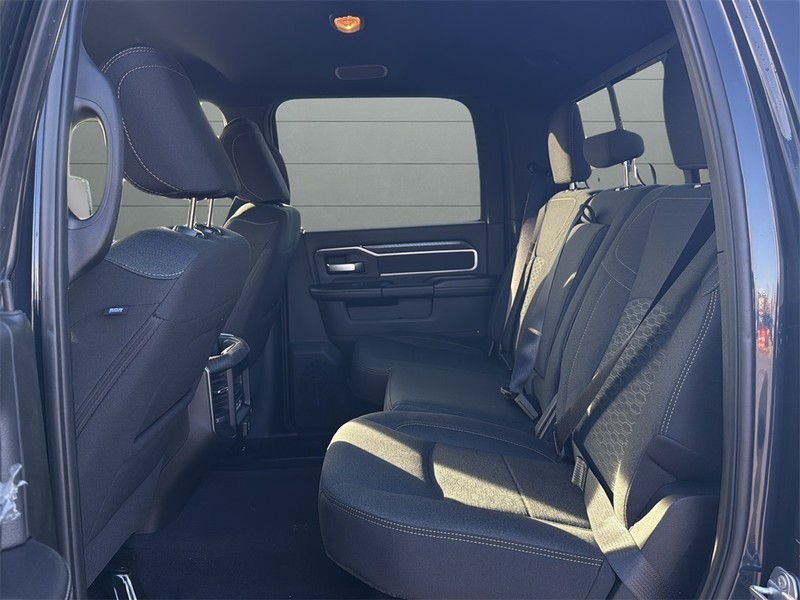 Ram 2500 Vehicle Full-screen Gallery Image 16