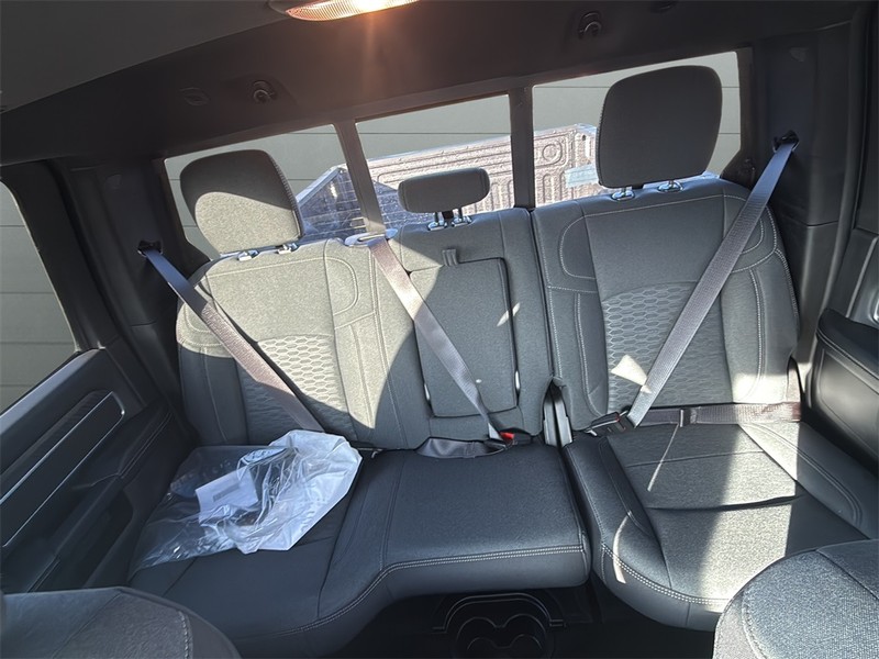 Ram 2500 Vehicle Full-screen Gallery Image 26