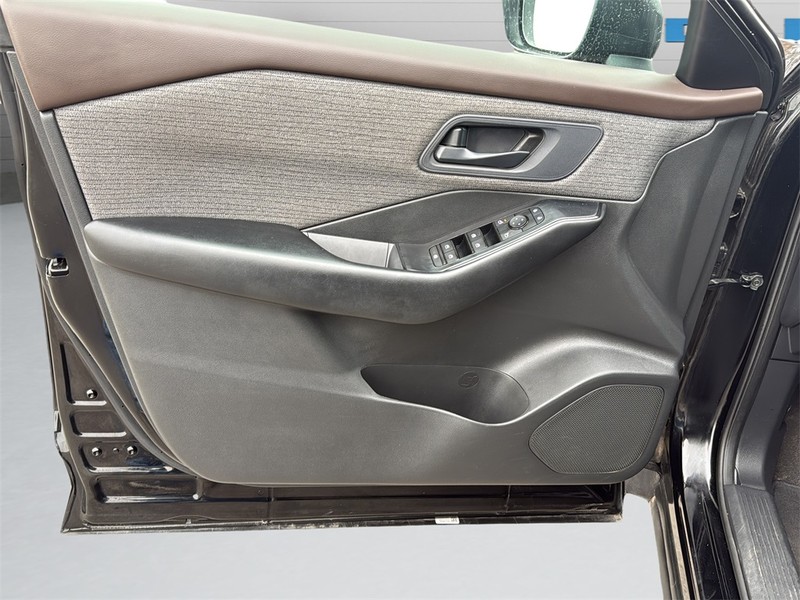 Nissan Rogue Vehicle Full-screen Gallery Image 11