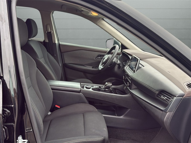 Nissan Rogue Vehicle Full-screen Gallery Image 15