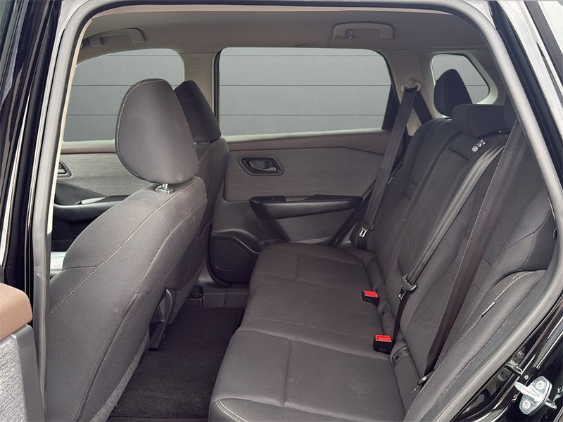 Nissan Rogue Vehicle Full-screen Gallery Image 16