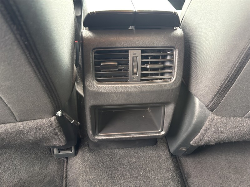 Nissan Rogue Vehicle Full-screen Gallery Image 17