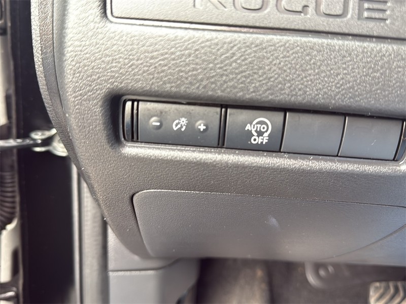 Nissan Rogue Vehicle Full-screen Gallery Image 18