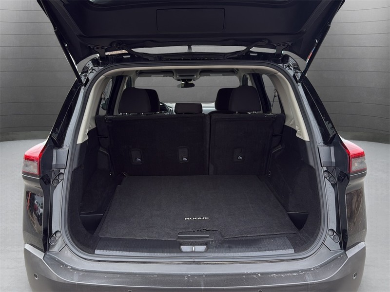 Nissan Rogue Vehicle Full-screen Gallery Image 24