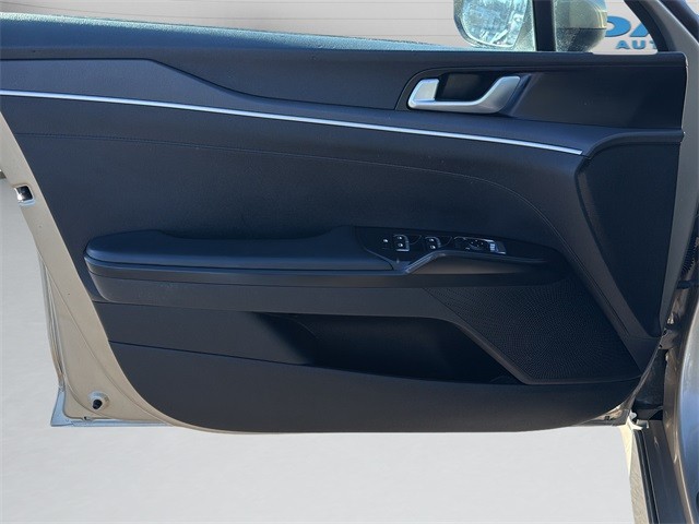 Kia K5 Vehicle Full-screen Gallery Image 11