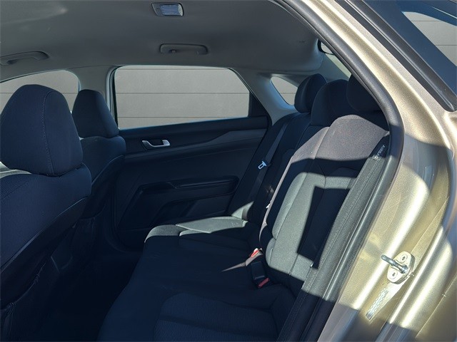 Kia K5 Vehicle Full-screen Gallery Image 15