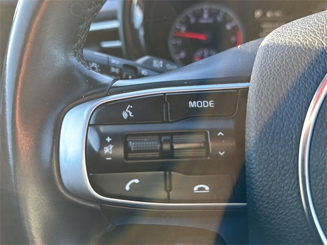 Kia K5 Vehicle Full-screen Gallery Image 9