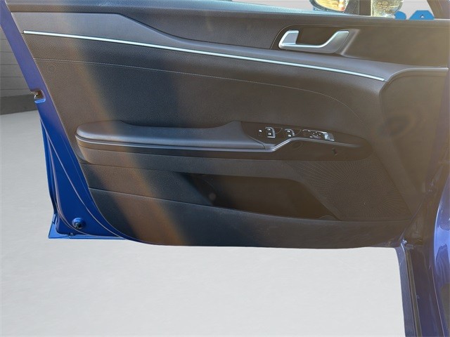 Kia K5 Vehicle Full-screen Gallery Image 11