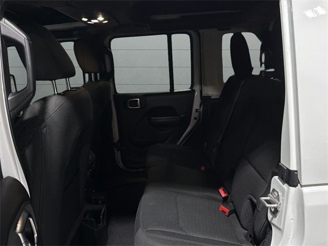 Jeep Wrangler Vehicle Full-screen Gallery Image 16