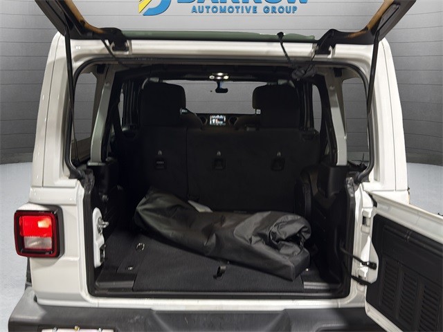 Jeep Wrangler Vehicle Full-screen Gallery Image 24