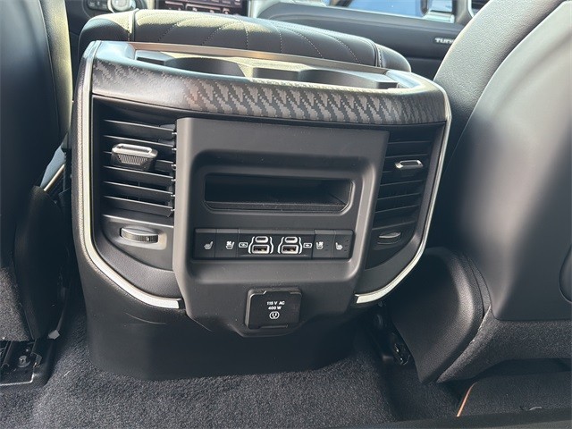 Ram 1500 Vehicle Full-screen Gallery Image 18