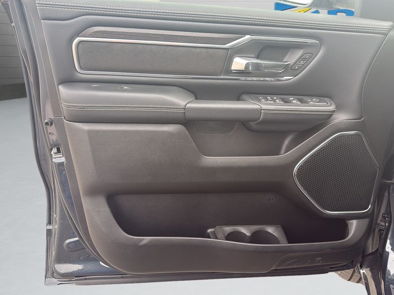 Ram 1500 Vehicle Full-screen Gallery Image 11