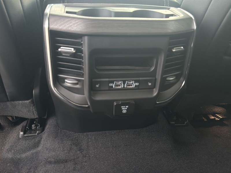 Ram 1500 Vehicle Full-screen Gallery Image 17