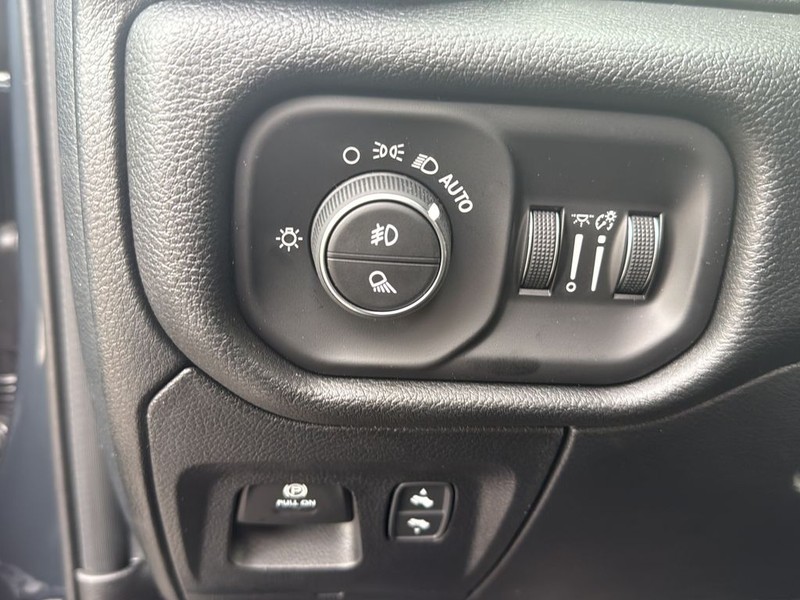 Ram 1500 Vehicle Full-screen Gallery Image 18