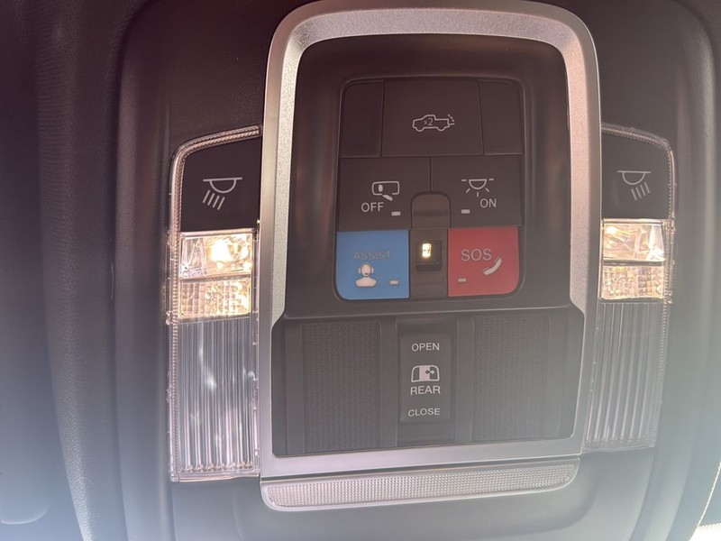 Ram 1500 Vehicle Full-screen Gallery Image 23