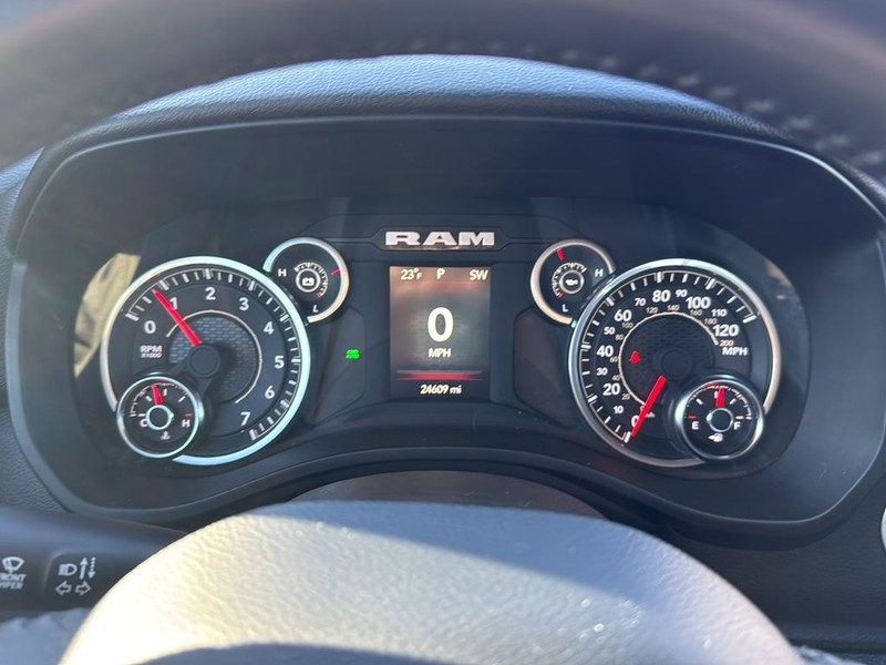 Ram 1500 Vehicle Full-screen Gallery Image 13