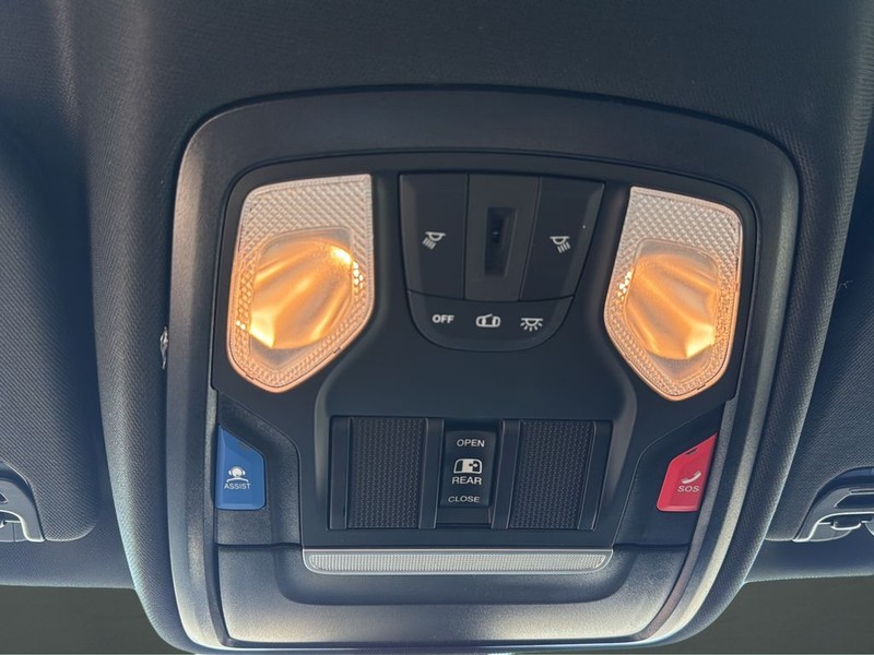 Ram 1500 Vehicle Full-screen Gallery Image 22