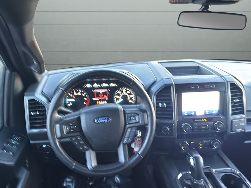 Ford F-150 Vehicle Full-screen Gallery Image 12