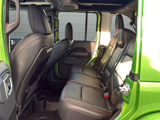 Jeep Wrangler Vehicle Full-screen Gallery Image 16