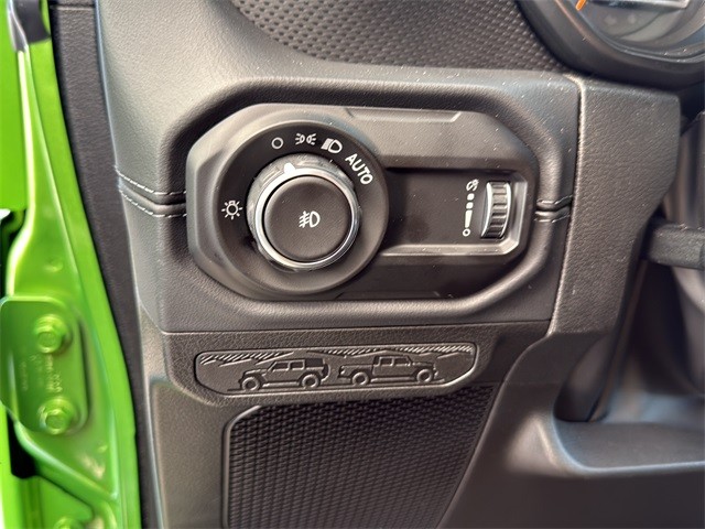 Jeep Wrangler Vehicle Full-screen Gallery Image 18