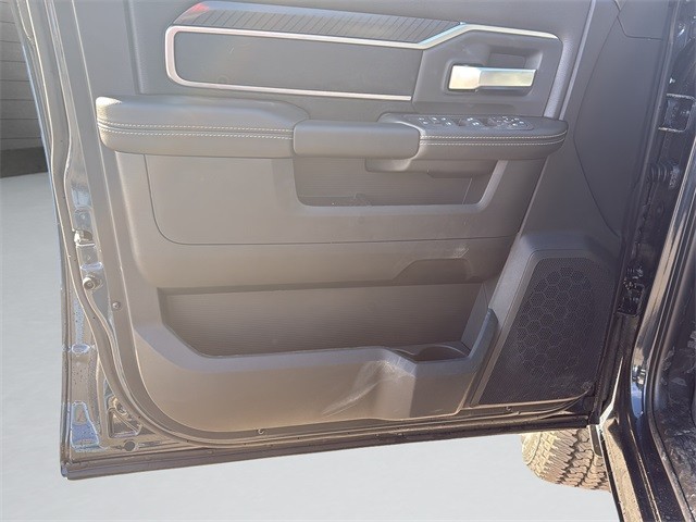 Ram 2500 Vehicle Full-screen Gallery Image 11