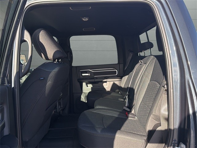 Ram 2500 Vehicle Full-screen Gallery Image 16