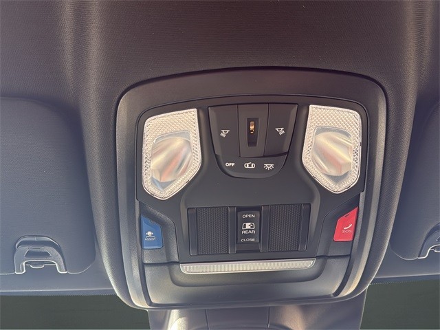 Ram 2500 Vehicle Full-screen Gallery Image 23