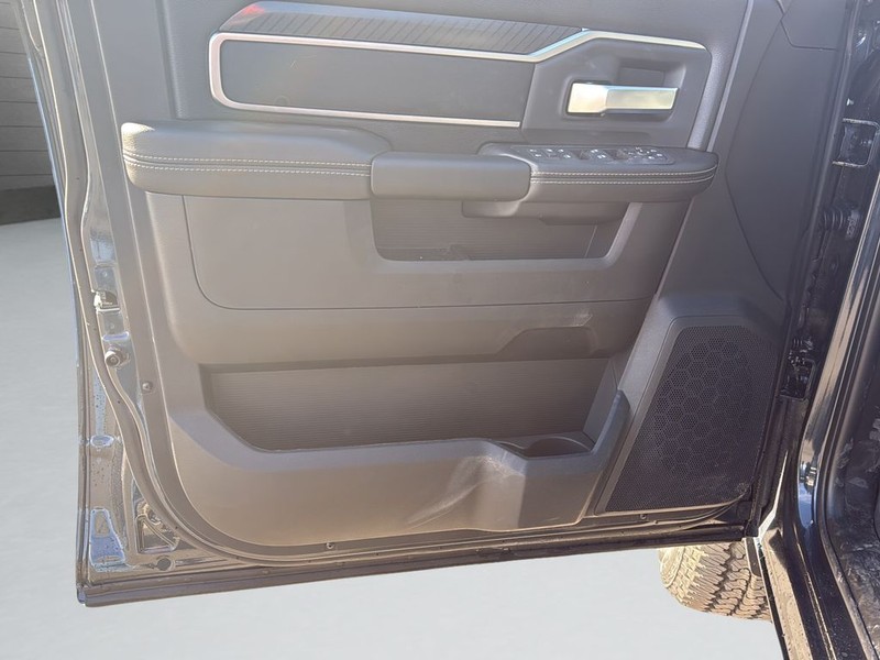 Ram 2500 Vehicle Full-screen Gallery Image 11