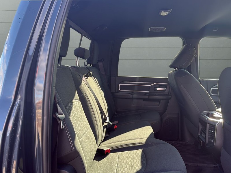 Ram 2500 Vehicle Full-screen Gallery Image 14