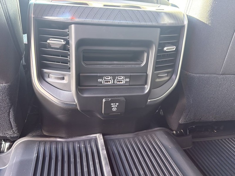 Ram 2500 Vehicle Full-screen Gallery Image 17