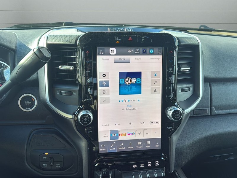 Ram 2500 Vehicle Full-screen Gallery Image 21