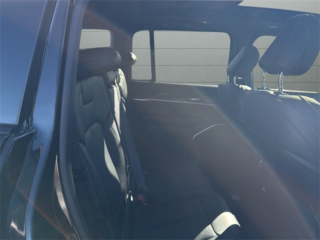 Jeep Grand Cherokee Vehicle Full-screen Gallery Image 14