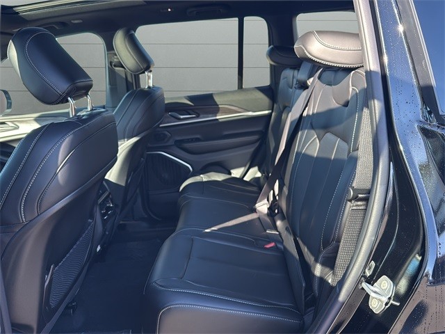 Jeep Grand Cherokee Vehicle Full-screen Gallery Image 17